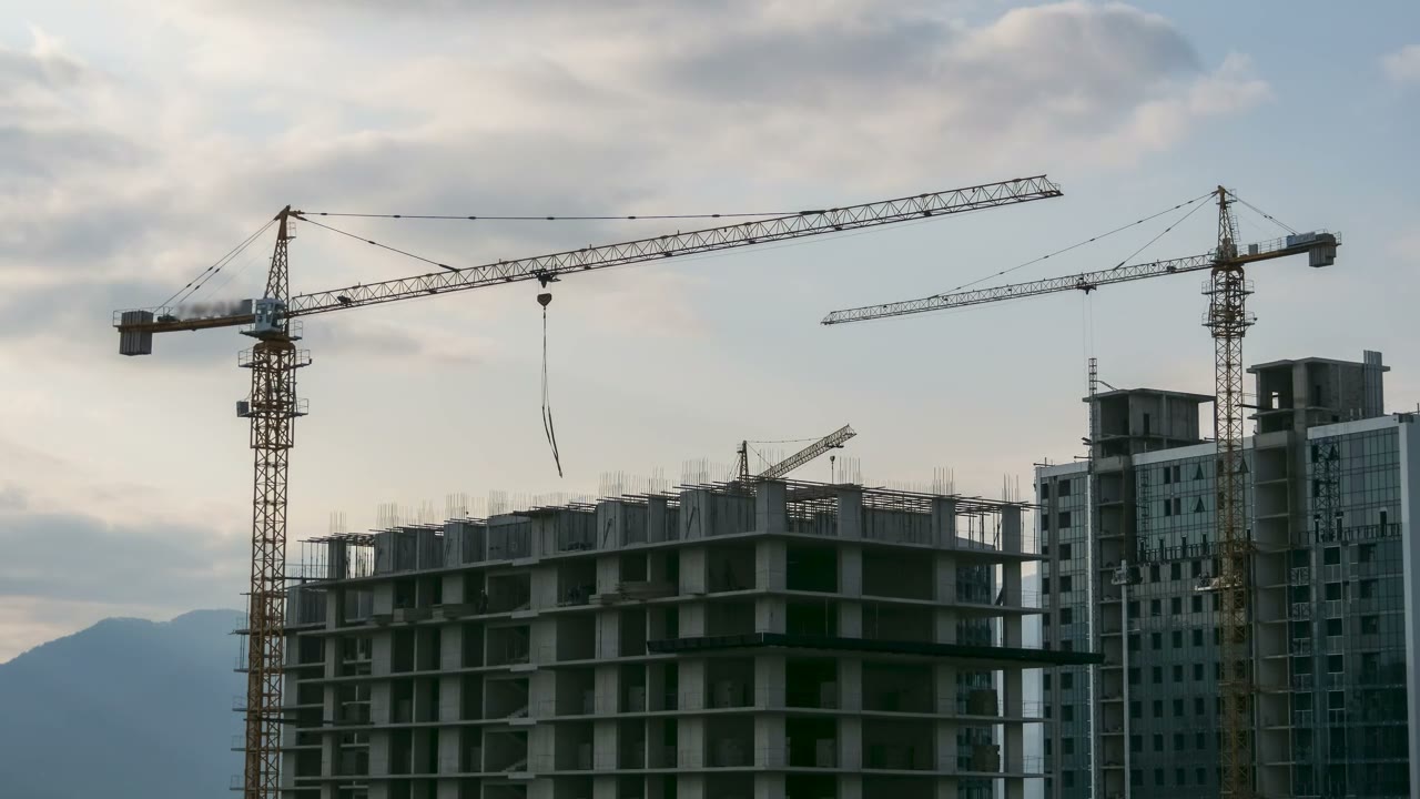 Edifici in costruzione e gru di cantiere